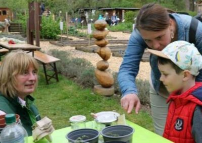 Kinder pflanzen Gemüse